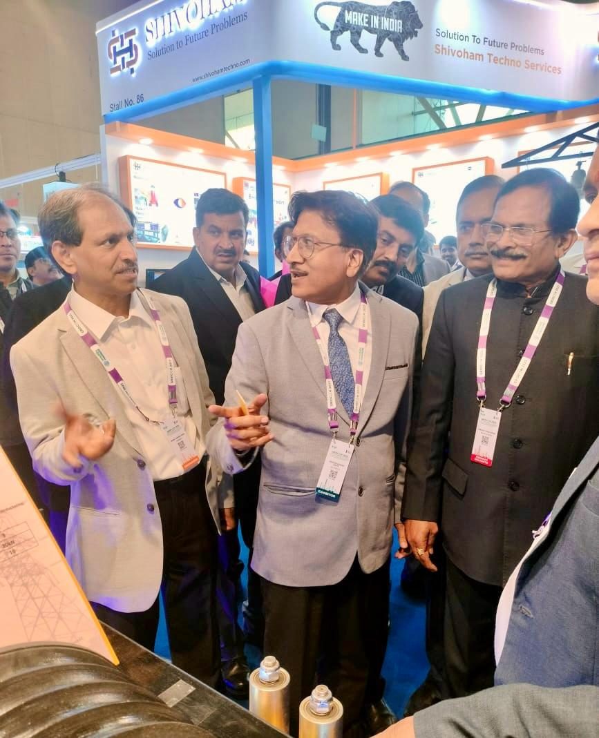 Union Minister Shri Shripad Naik being shown the BMC Power winch at GRIDCON 2025